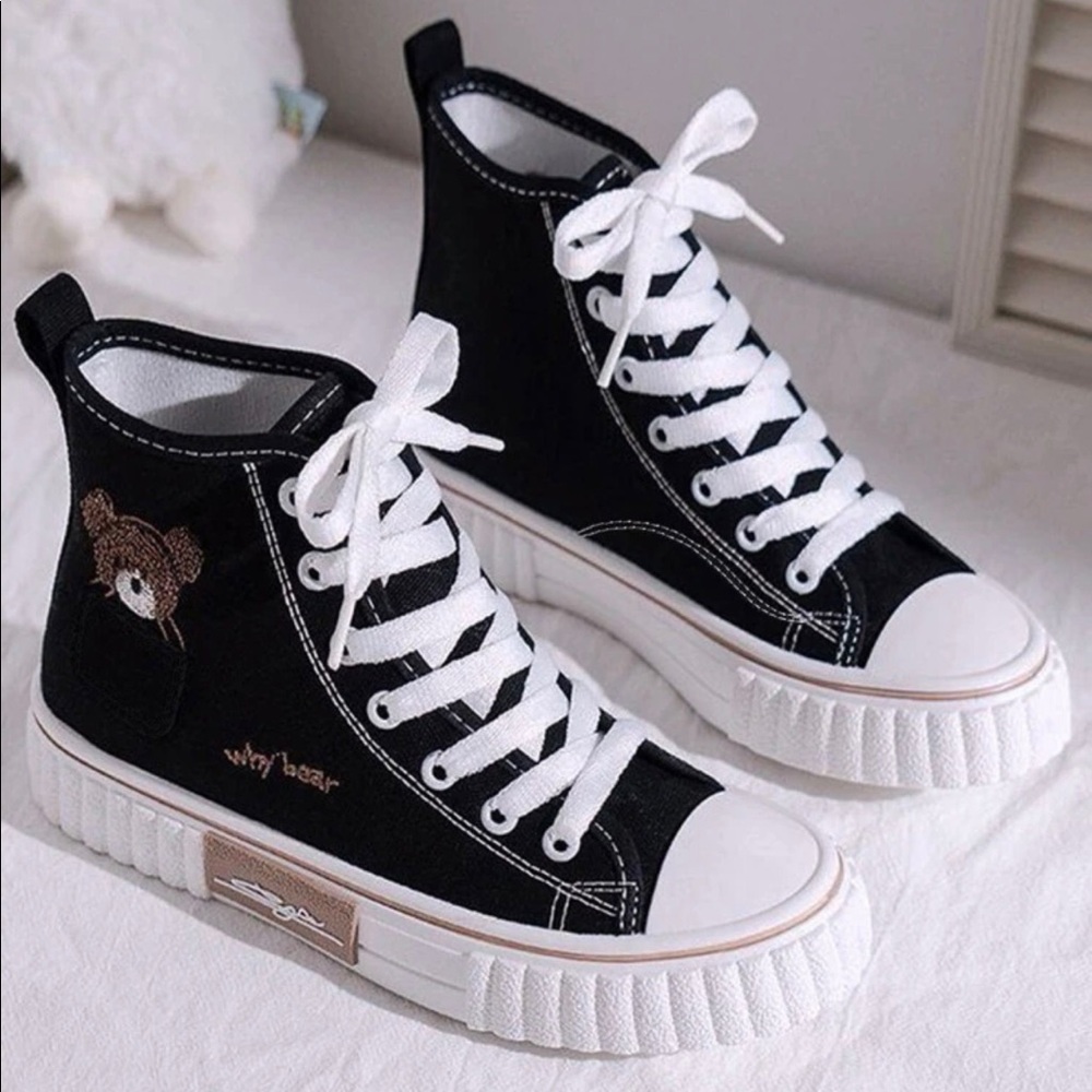 I’m selling these shoes I’ve recently bought because I can’t fit them.